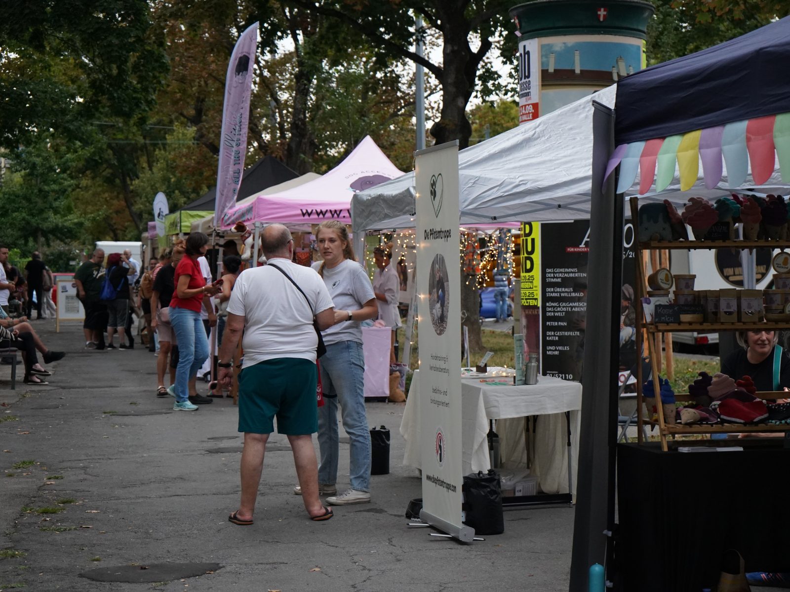 Stände und Besucher*innen auf einem Hundemarkt des Verein Hundewohl in Wien